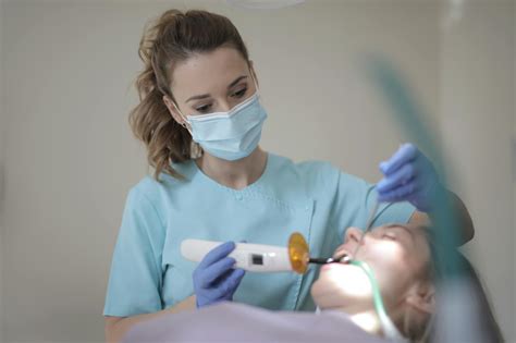 Young dental - The use of hygienic disposable prophy angles in professional dental cleaning is not yet as common in European dental practices as in the US, for example. There, so-called DPAs (Disposable Prophy Angles) were brought on the dental market by Young Dental in 1990. As the name “disposable prophy angle” suggests, it is a single-use product that …